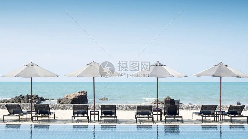 在预订邮轮旅游时，游客可以通过以下途径判断餐饮费用是否包含：